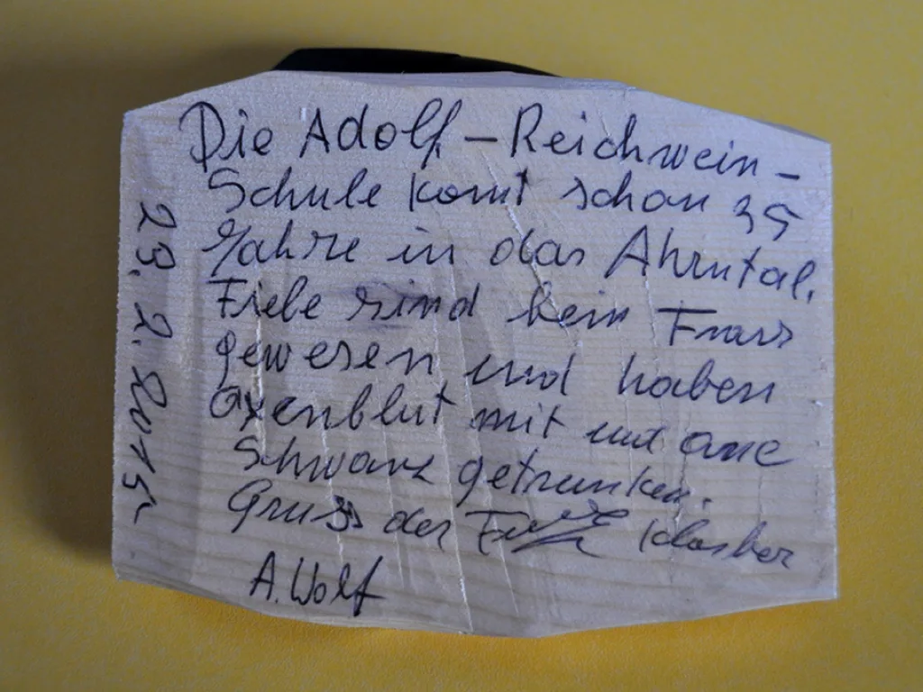 Handgeschriebener Zettel: Die Adolf-Reichwein-Schule kommt schon 35 Jahre ins Ahrntal.